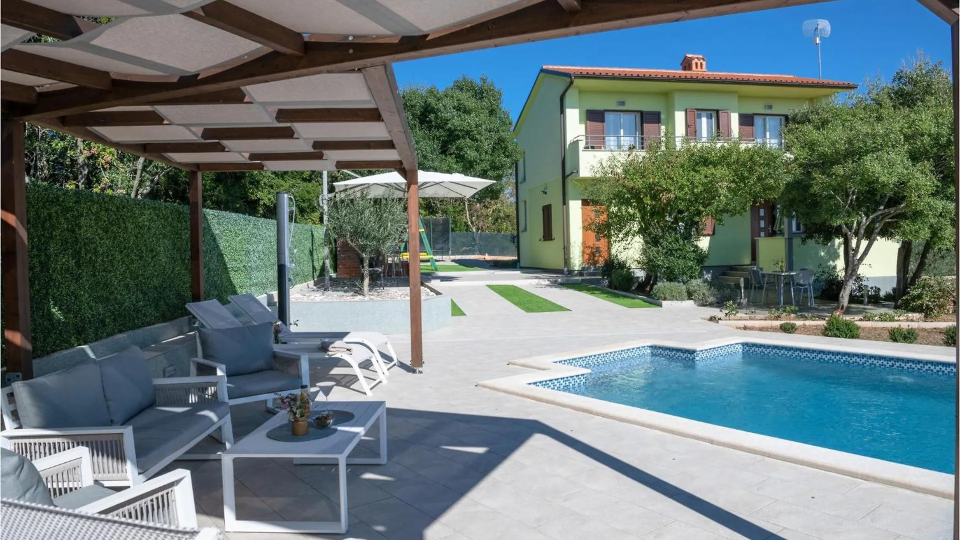 Awesome Home In Peruski With Wifi 0*,
